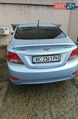 Hyundai Accent  2012