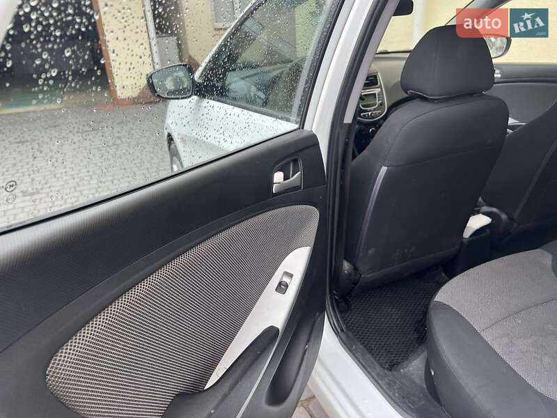 Хетчбек Hyundai Accent