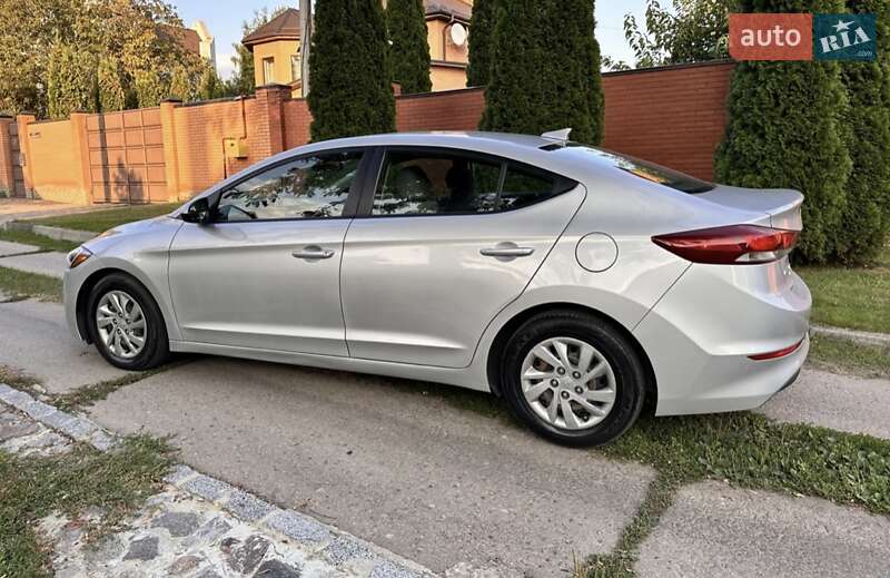 Седан Hyundai Elantra