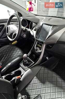 Hyundai Elantra  2012