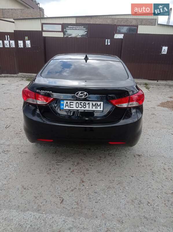 Легкові Hyundai Elantra