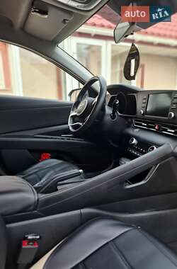 Hyundai Elantra  2021