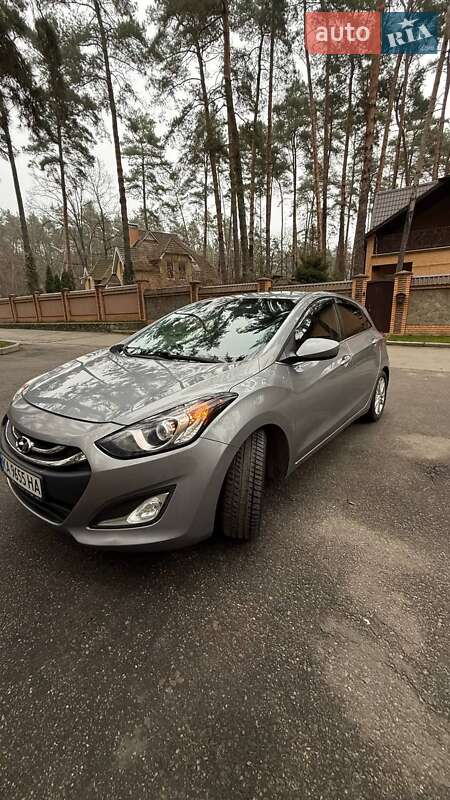 Хетчбек Hyundai Elantra