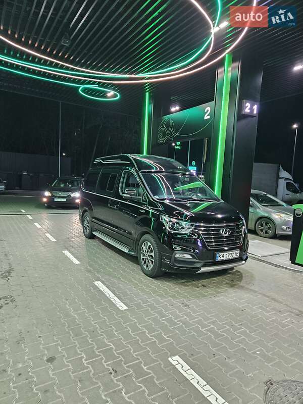 Мінівен Hyundai Grand Starex