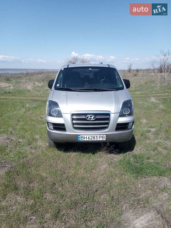 Hyundai Starex