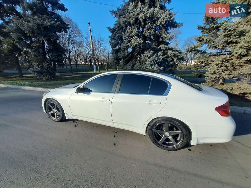 Седан Infiniti G37