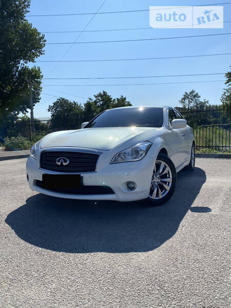 Infiniti M25