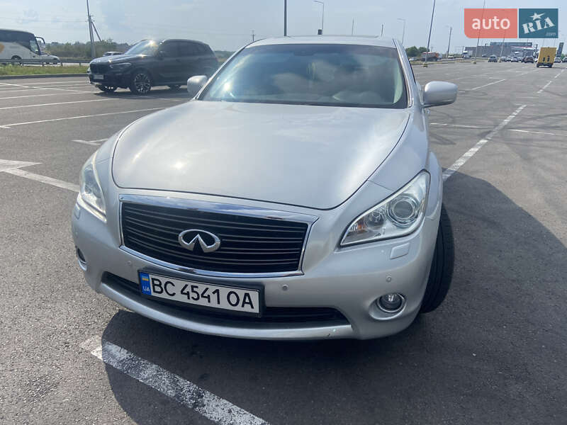 Infiniti M30