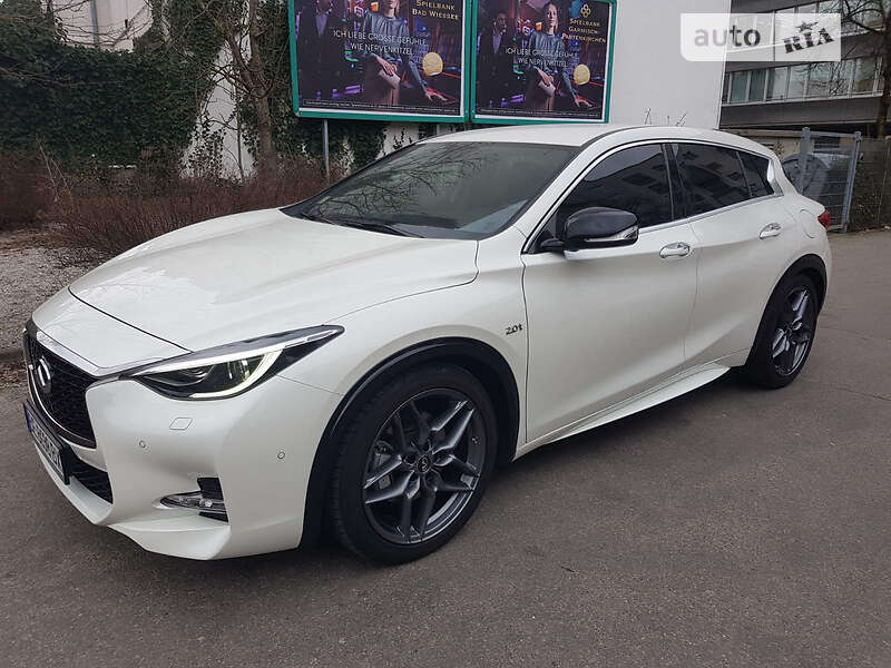 Седан Infiniti Q30