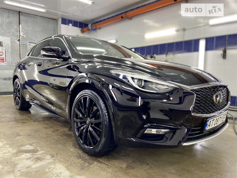 Седан Infiniti Q30
