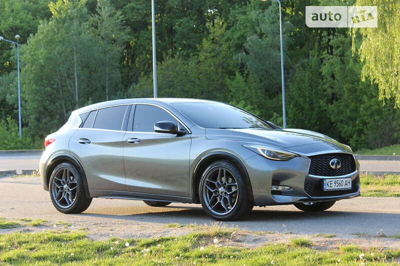 Позашляховик / Кросовер Infiniti Q30