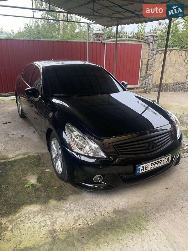 Седан Infiniti Q40