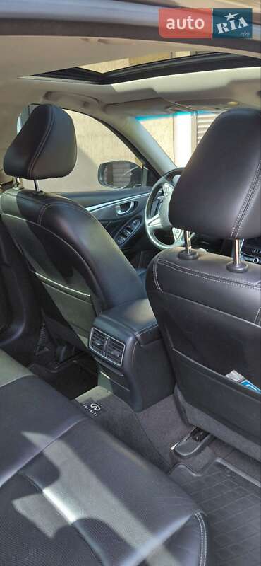 Седан Infiniti Q50