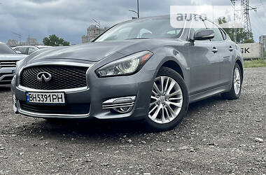 Infiniti Q70  2017