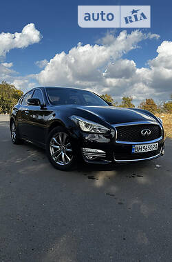 Infiniti Q70  2015