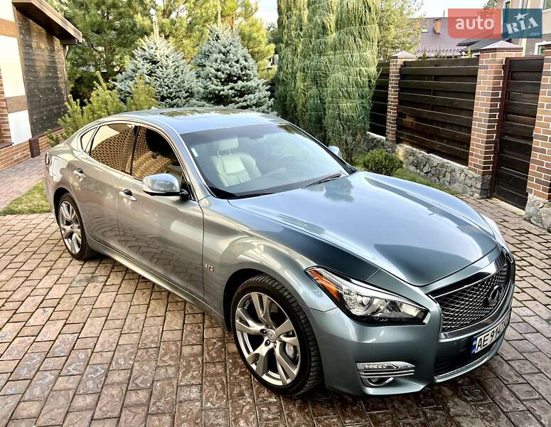 Седан Infiniti Q70