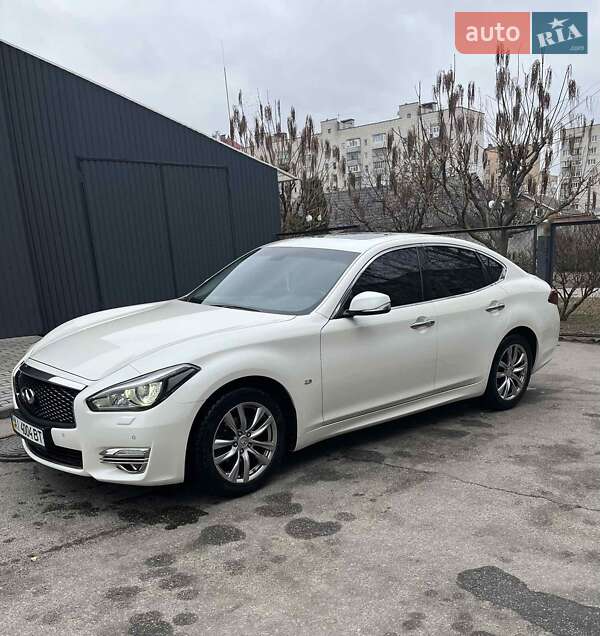 Infiniti Q70