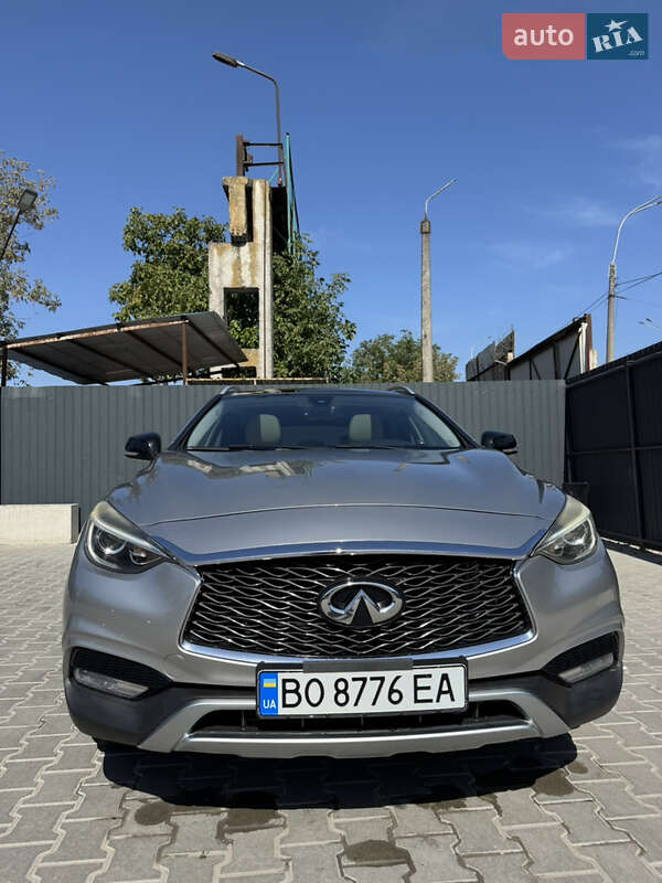 Позашляховик / Кросовер Infiniti QX30