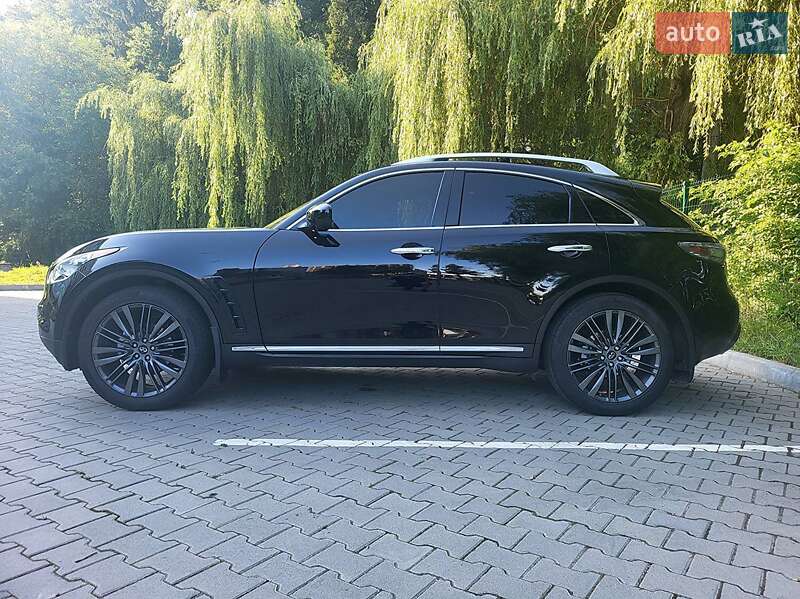 Позашляховик / Кросовер Infiniti QX70