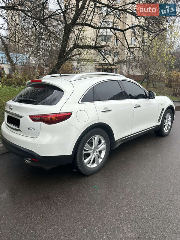 Infiniti QX70