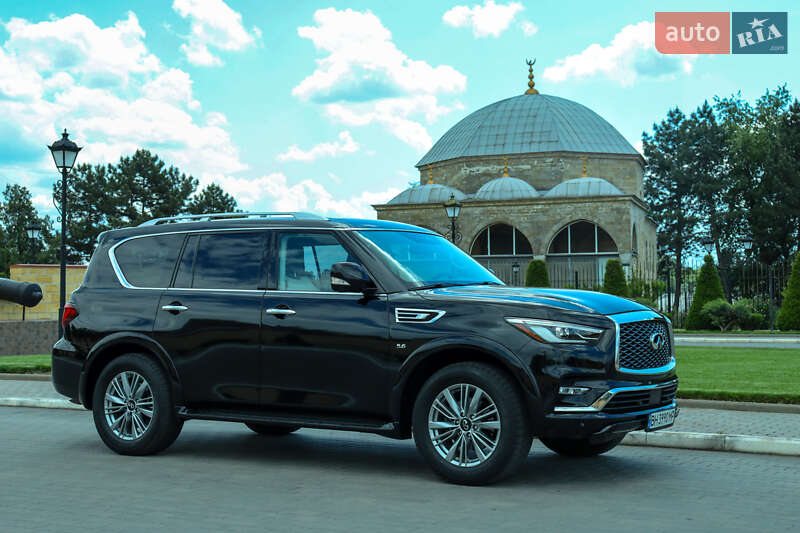 Позашляховик / Кросовер Infiniti QX80