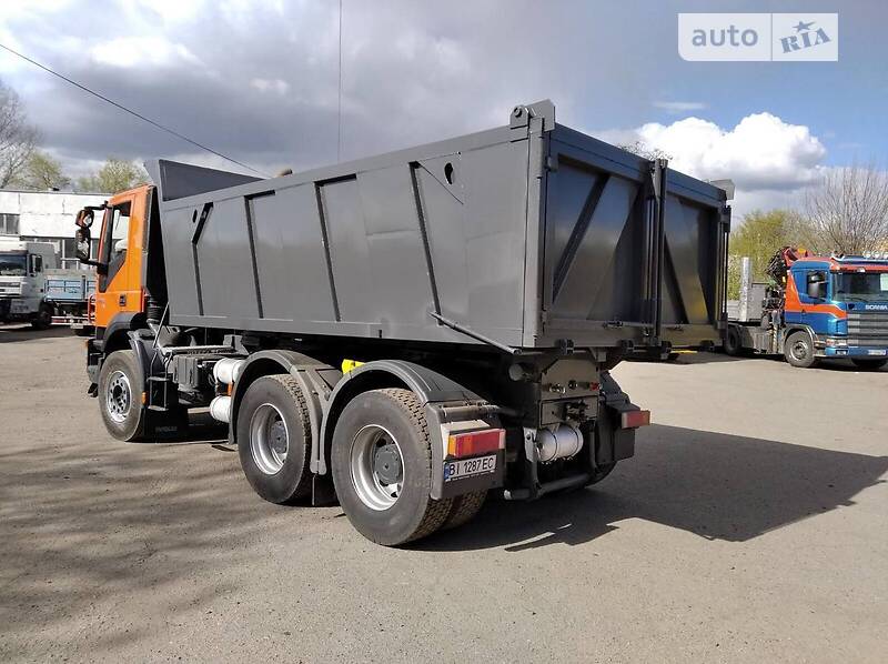 Самосвал Iveco Trakker