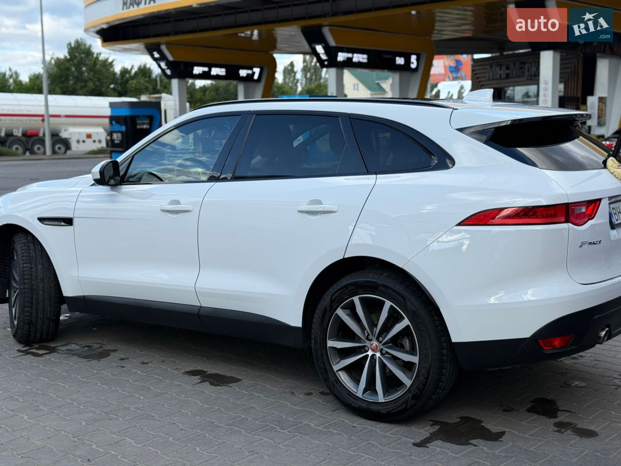 2016 Jaguar F-Pace - мініатюра 3