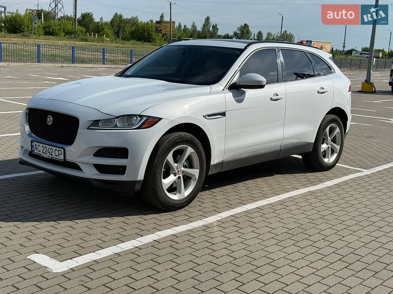 2017 Jaguar F-Pace - мініатюра 2