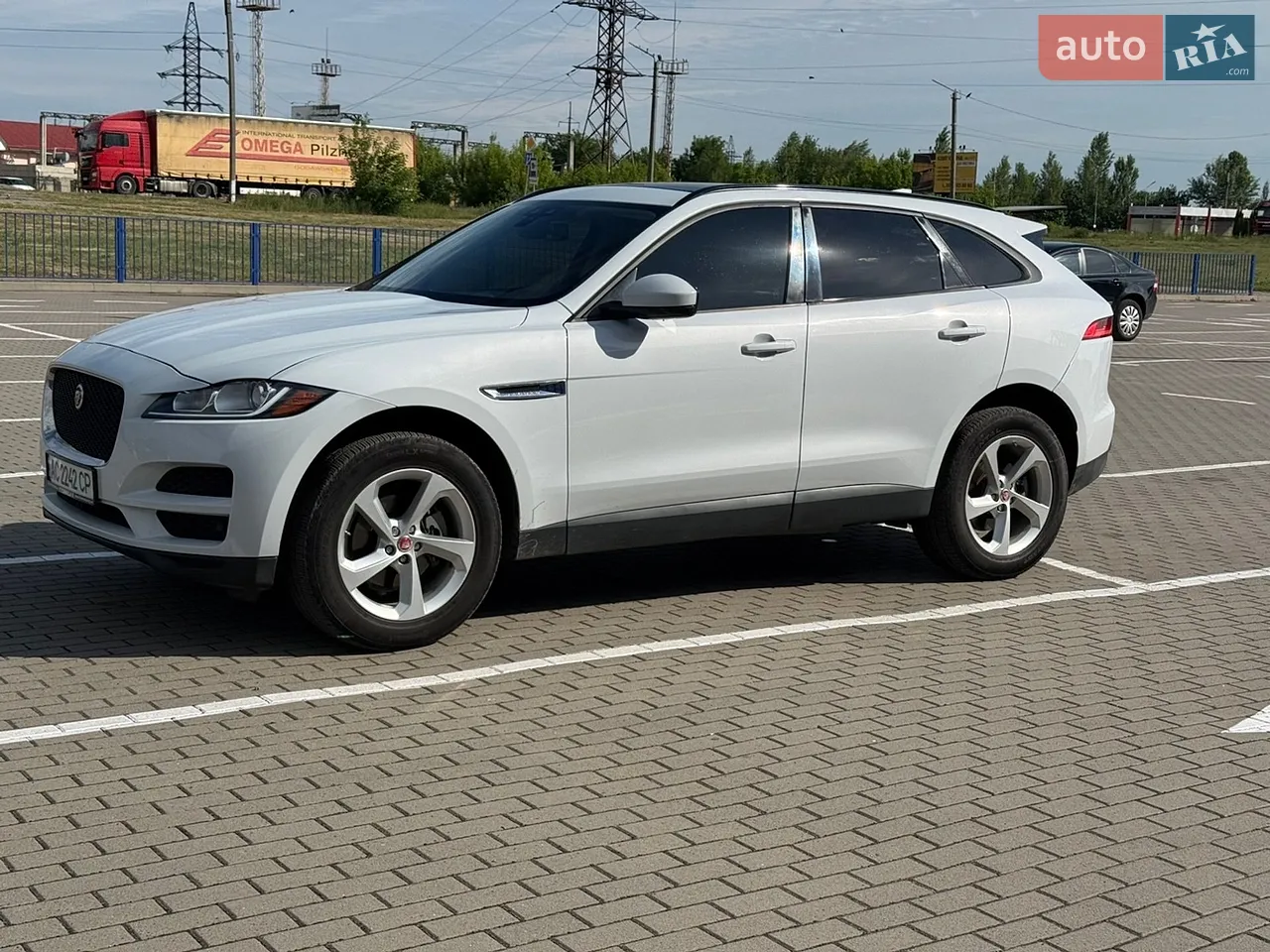 2017 Jaguar F-Pace - мініатюра 3