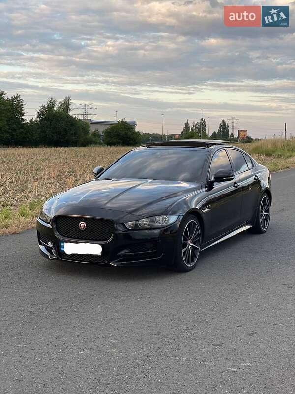 Jaguar XE 2015 року в Ужгороді