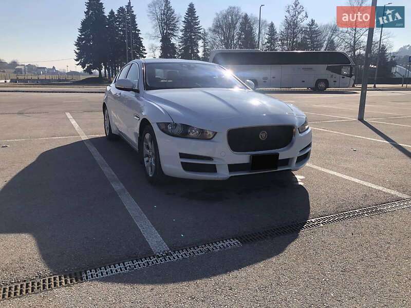Седан Jaguar XE