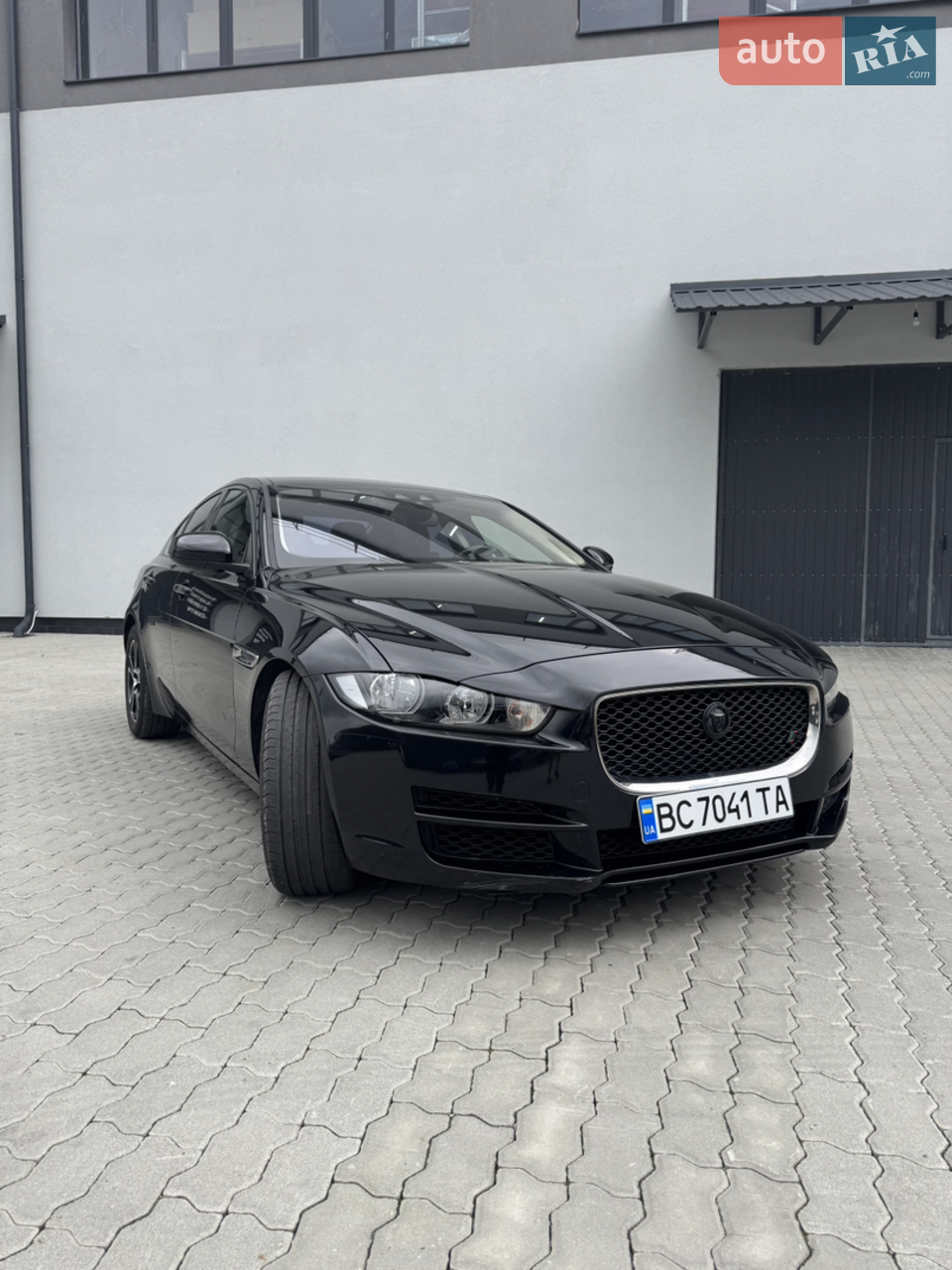 2017 Jaguar XE - мініатюра 4