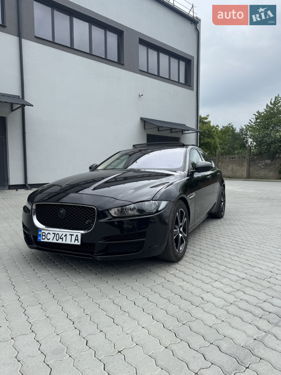 2017 Jaguar XE - мініатюра 3