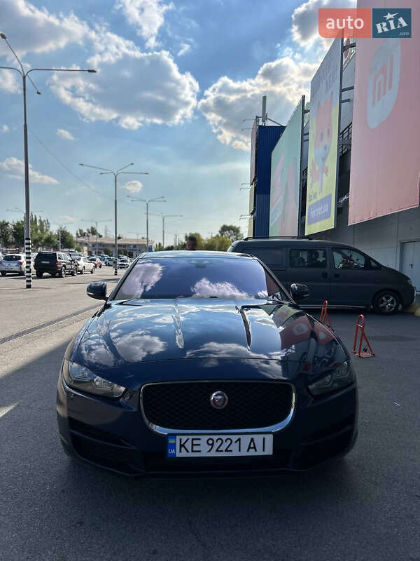 Седан Jaguar XE