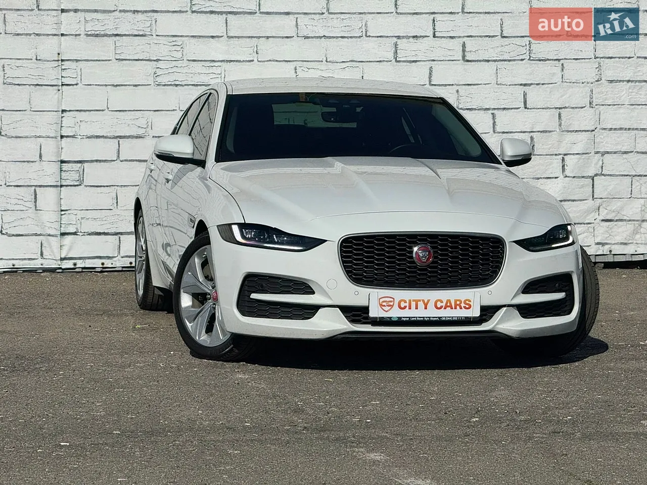 2020 Jaguar XE - мініатюра 2