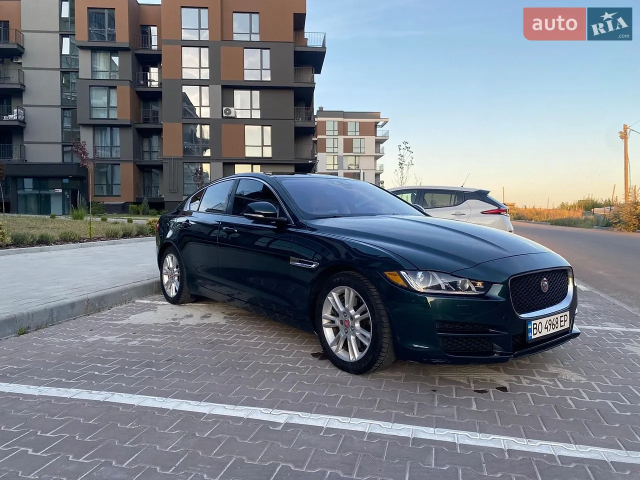 2016 Jaguar XE - мініатюра 3
