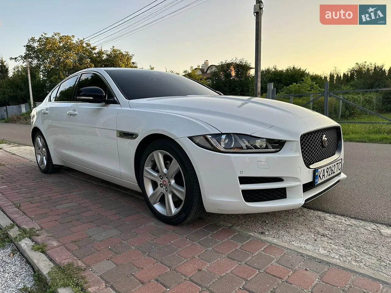 2016 Jaguar XE - мініатюра 2