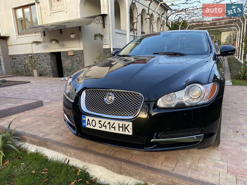 Седан Jaguar XF