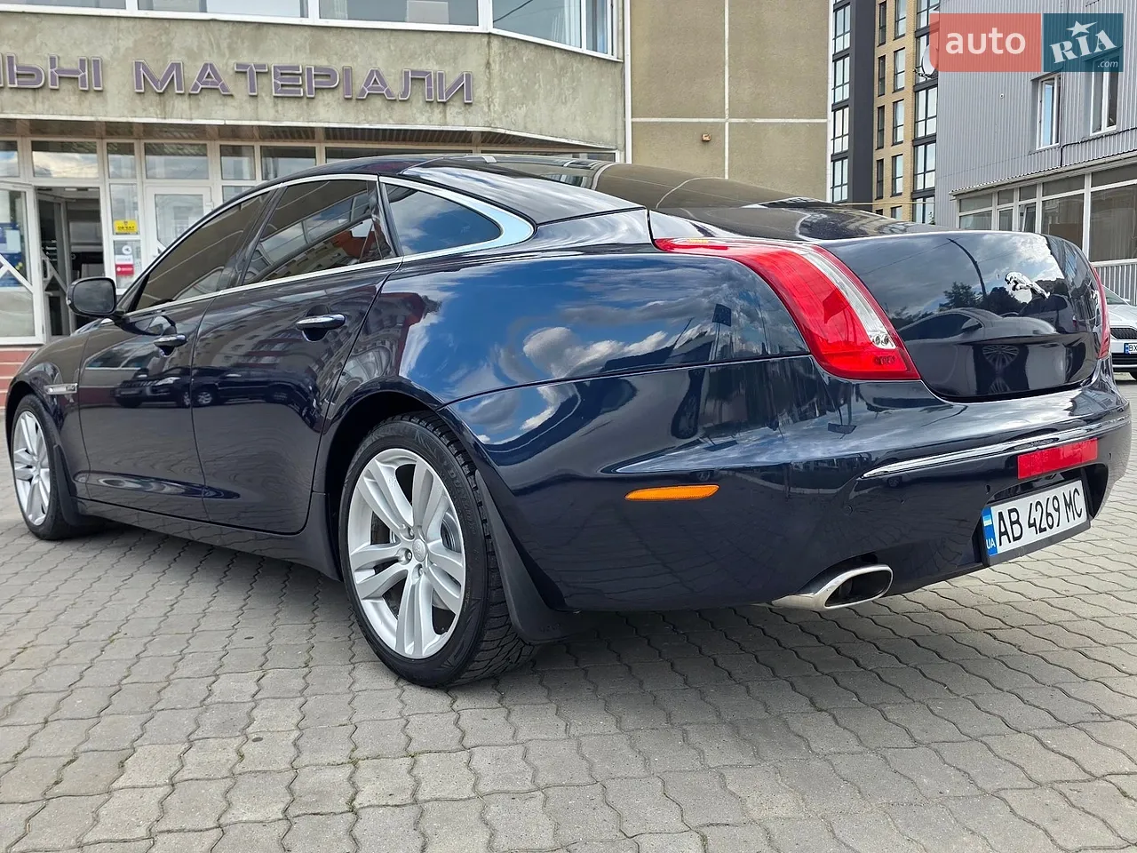 2011 Jaguar XJ - мініатюра 3