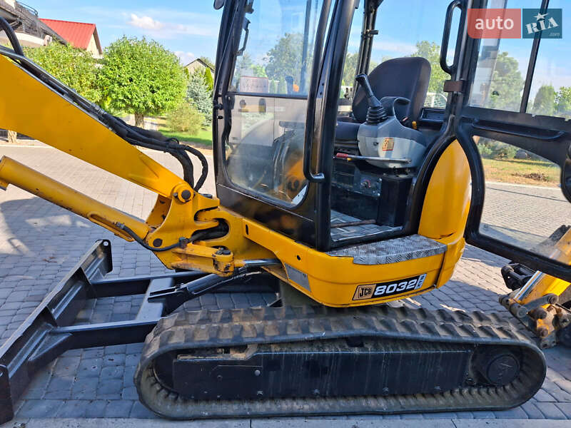 JCB 8032