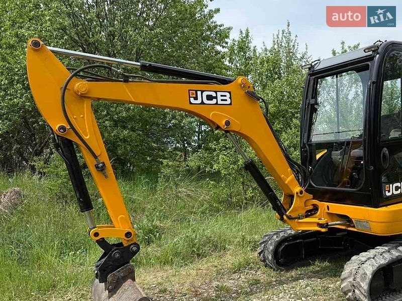 JCB 8032