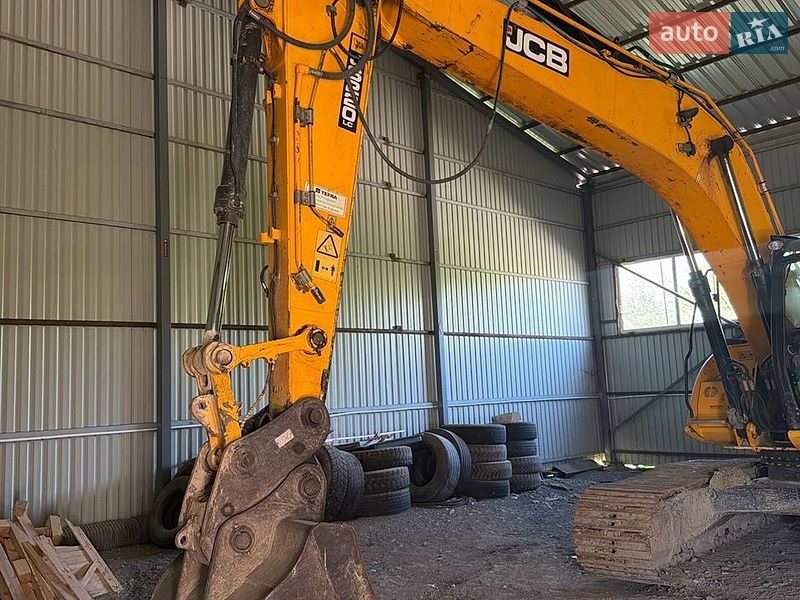 Экскаватор погрузчик JCB JS 220LC