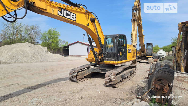 Гусеничный экскаватор JCB JS 300LC