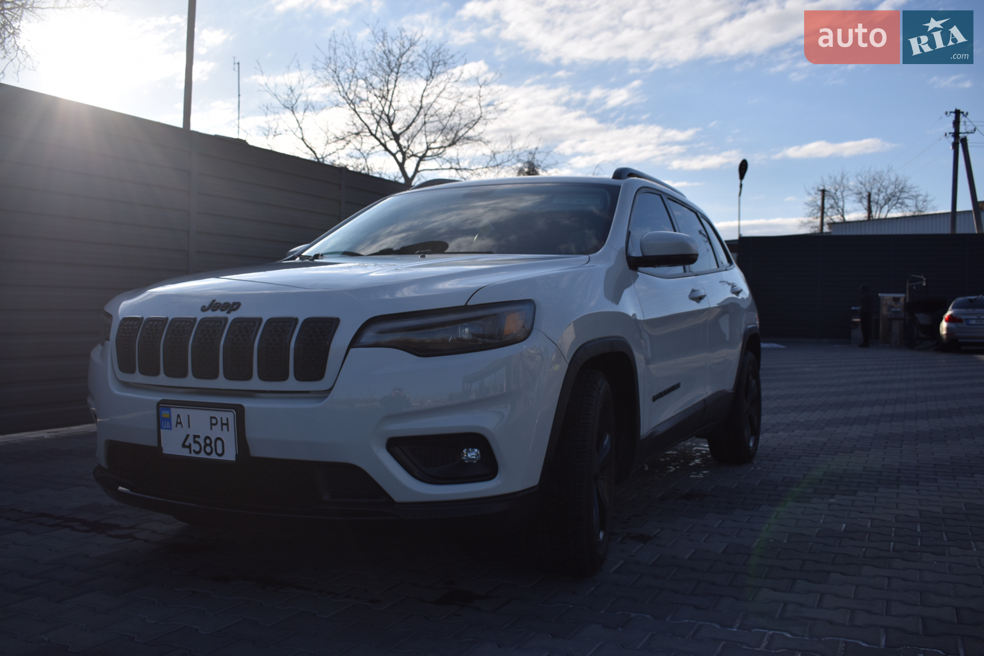 Jeep Cherokee 2019 VIN 1C4PJLLB8KD404055 фото оголошення 4 з 31