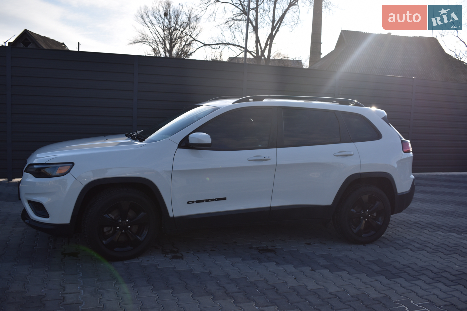 Jeep Cherokee 2019 VIN 1C4PJLLB8KD404055 фото оголошення 6 з 31