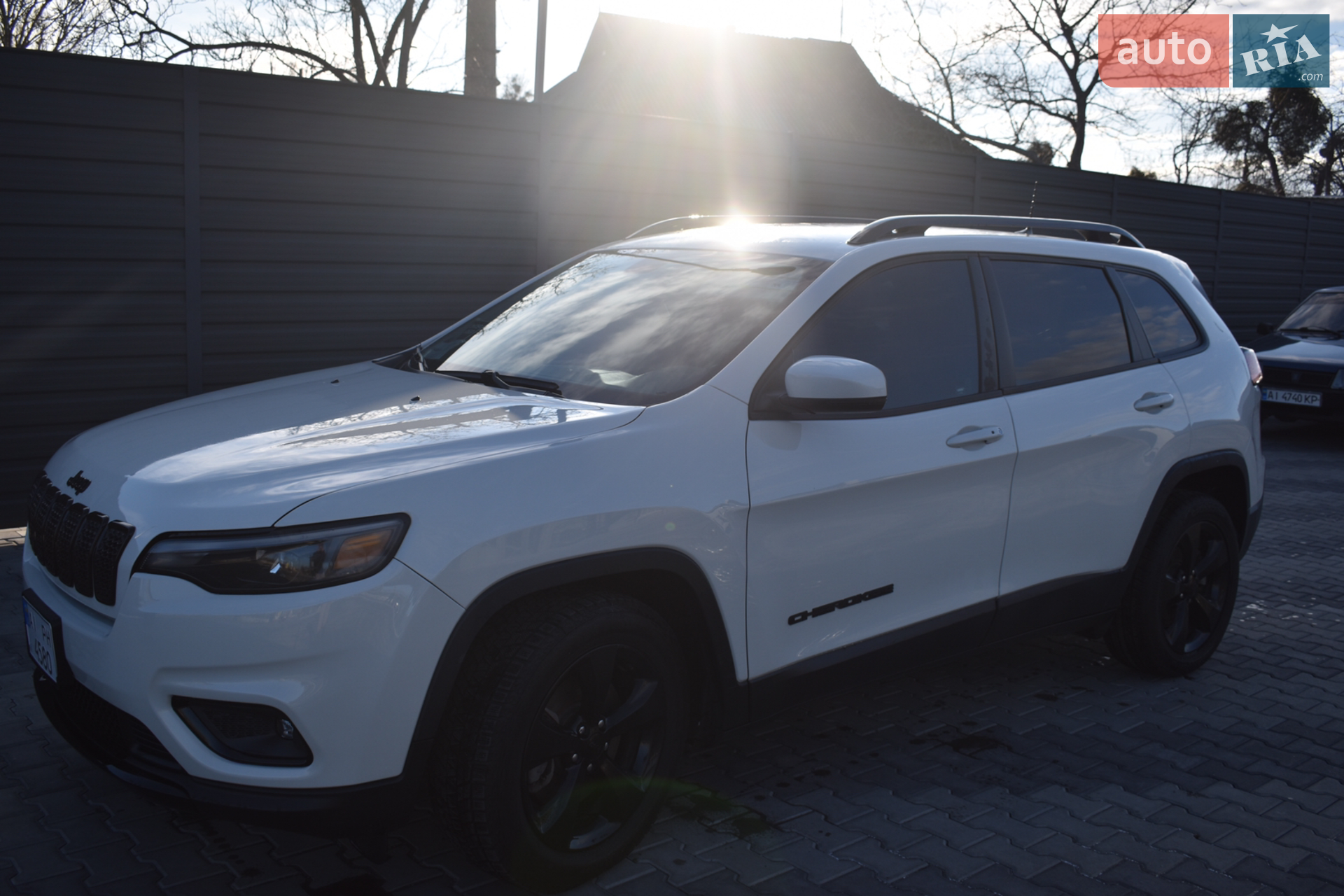 Jeep Cherokee 2019 VIN 1C4PJLLB8KD404055 фото оголошення 5 з 31