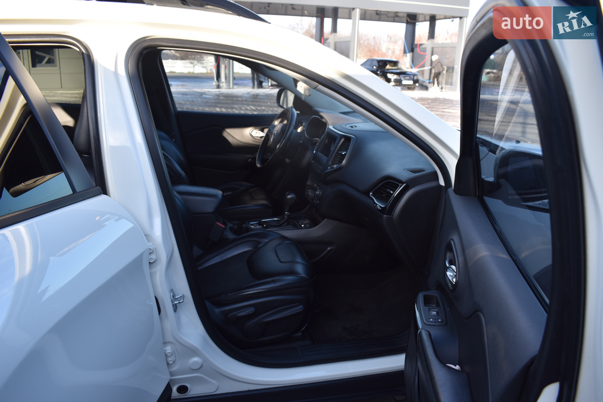 Jeep Cherokee 2019 VIN 1C4PJLLB8KD404055 фото оголошення 17 з 31