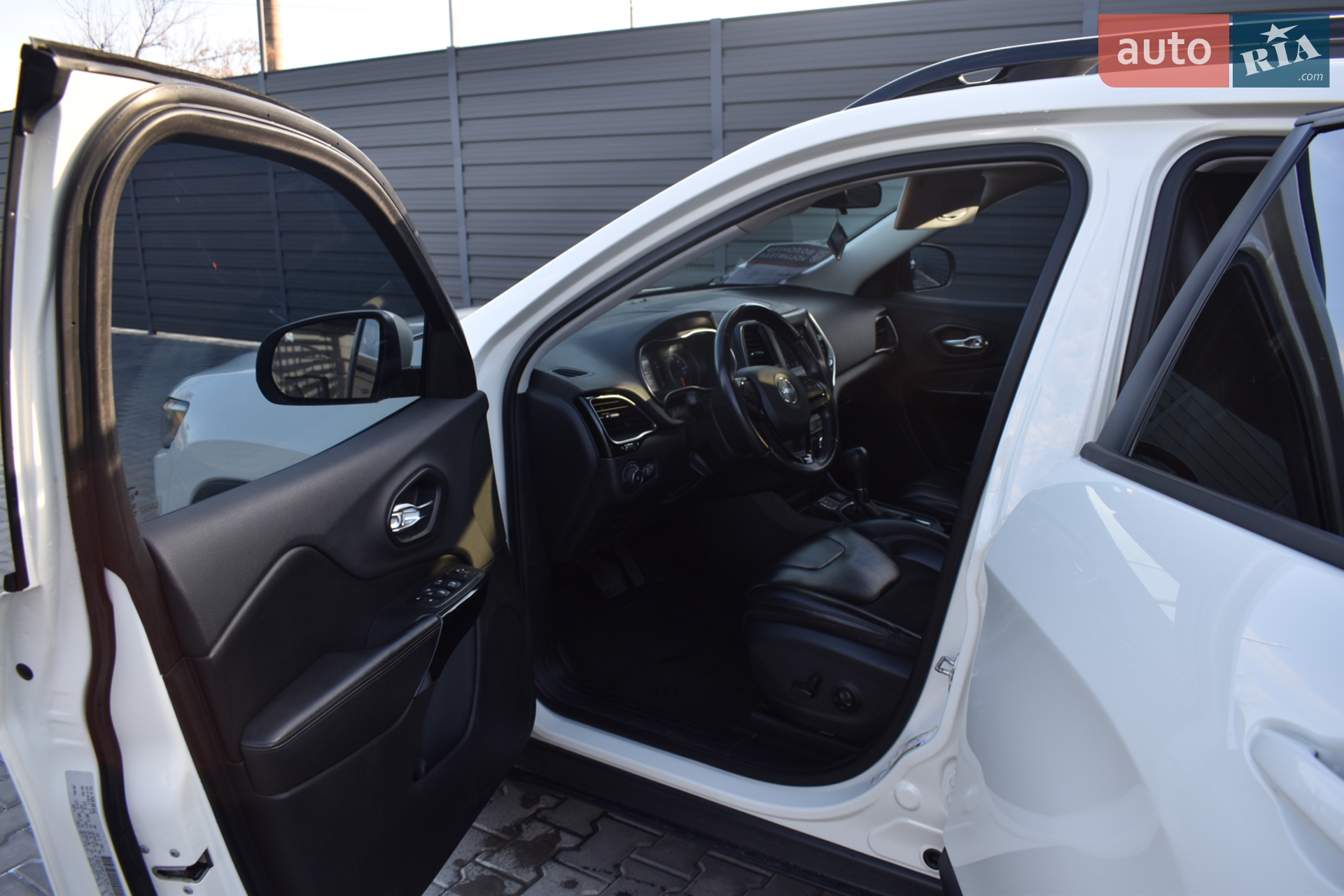 Jeep Cherokee 2019 VIN 1C4PJLLB8KD404055 фото оголошення 24 з 31