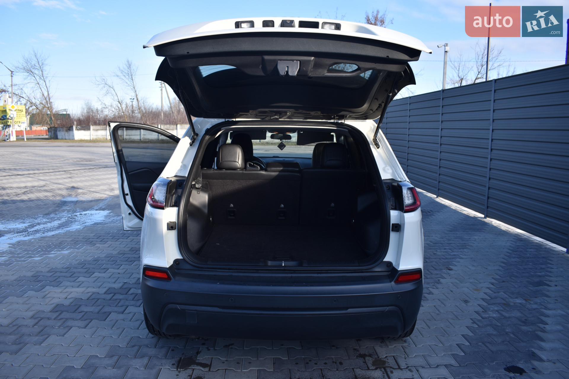 Jeep Cherokee 2019 VIN 1C4PJLLB8KD404055 фото оголошення 27 з 31