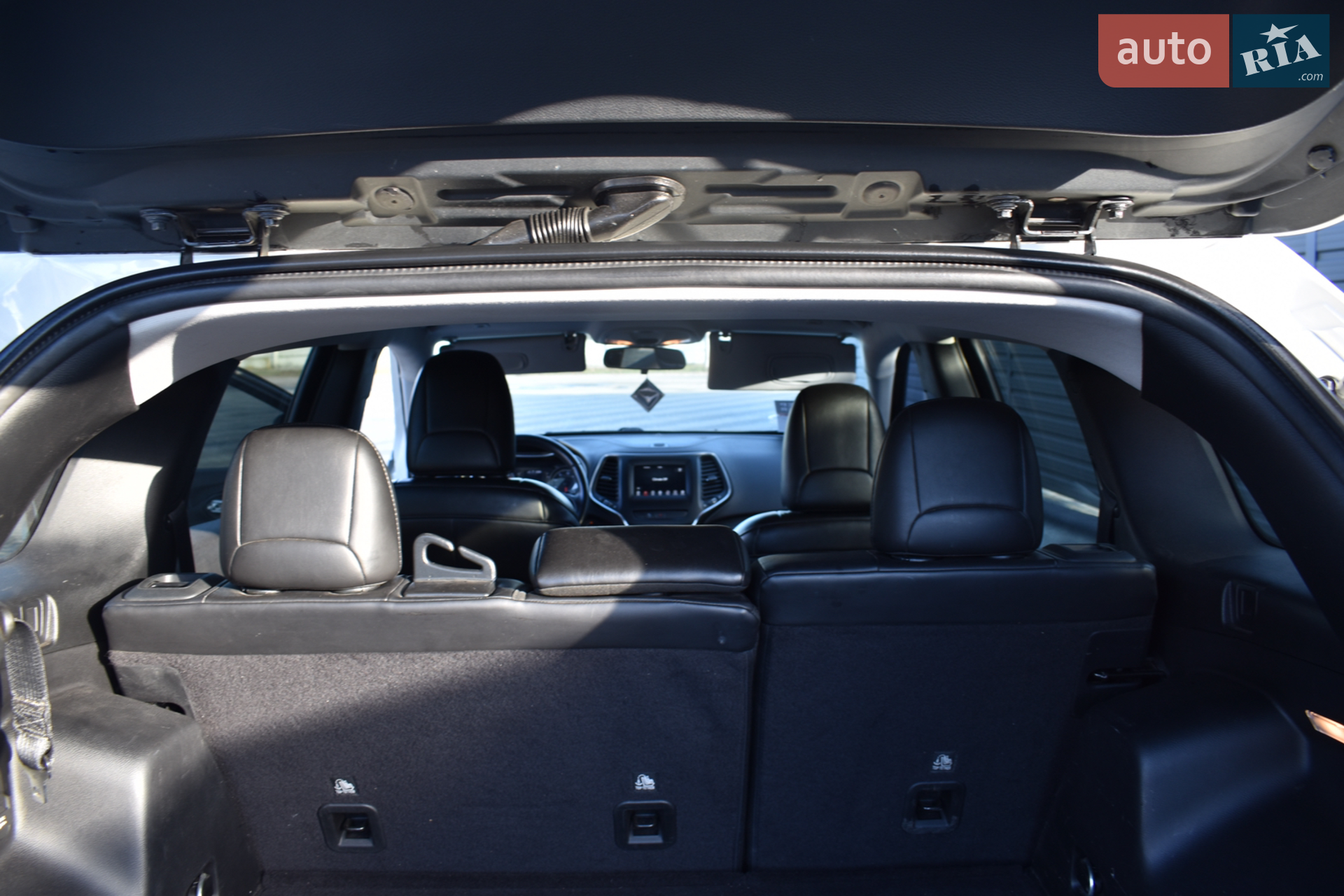 Jeep Cherokee 2019 VIN 1C4PJLLB8KD404055 фото оголошення 28 з 31